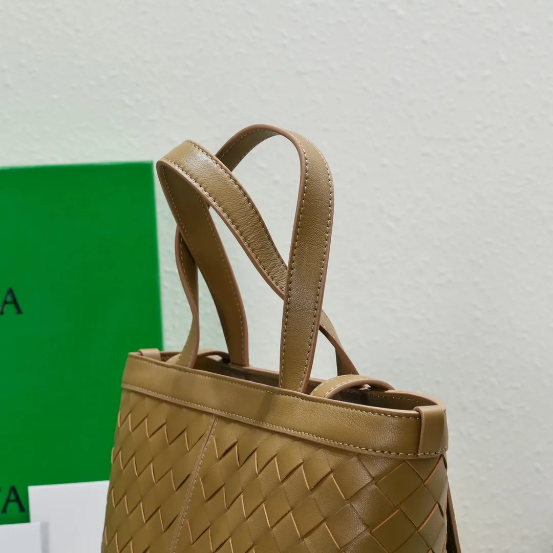 Batch 1500 #Bv 2023 new product Flip Flap tote bag, simple and practical tote body design, classic leather weaving, fully displaying Bv craftsmanship, and making the whole bag look more refined. The small zipper pocket can be placed inside the bag, or can be placed outside as a handbag seal. The versatile small tote [happy] is both fashionable and practical. It is suitable for a variety of occasions. It is made of top-grade happa lambskin. It is very soft and lightweight. The bag shape that can stand up without falling down is really nice. It is the first choice for fashion workers and expectant mothers. Size: 23x18.5x15, model: 7746